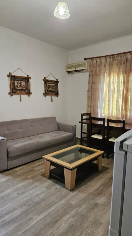 Tirane, jepet me qera apartament 1+1+Ballkon Kati 1, 65 m² 350 € (Rruga Mihal Grameno)