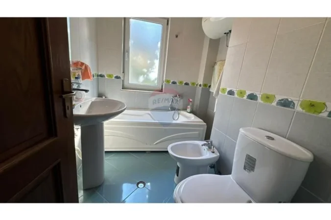 Tirane, jepet me qera 2+1 , 108 m² 700 € (Liqeni i Thate)