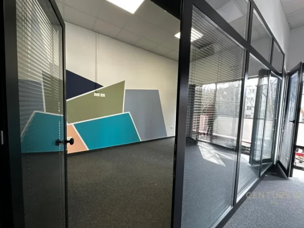 jepet me qera zyre Kati 2, 190 m² 2.300 € (Farmacia 10)