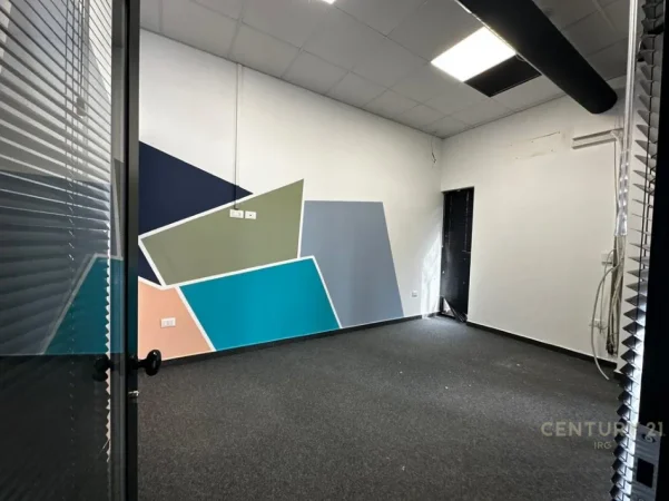 jepet me qera zyre Kati 2, 190 m² 2.300 € (Farmacia 10)