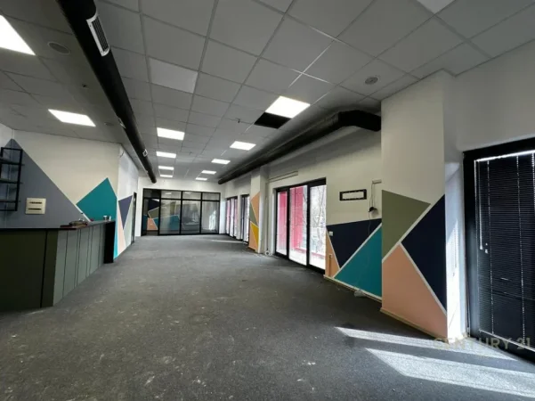 jepet me qera zyre Kati 2, 190 m² 2.300 € (Farmacia 10)