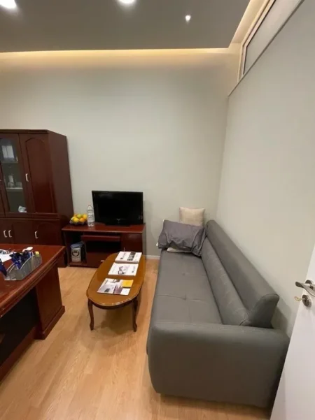 Tirane, jepet me qera zyre Kati 0, 50 m² 700 € (PRANE FONDACIONIT ELEONOR)