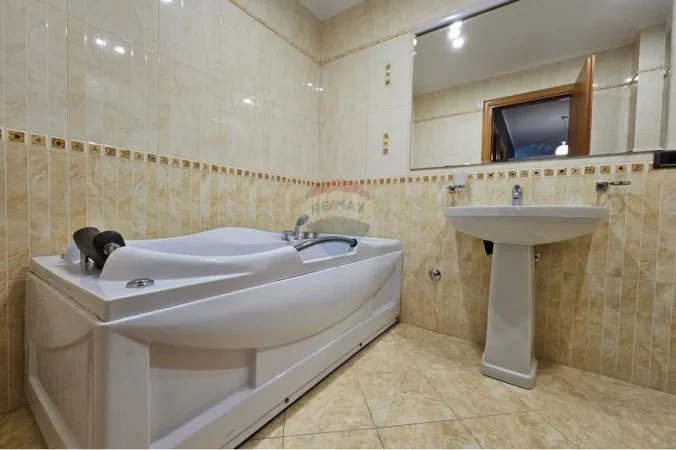 Tirane, jepet me qera apartament 2+1 , 120 m² 1.300 € (Ambasada Amerikane)