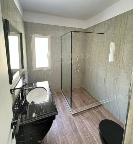 Tirane, jepet me qera apartament 2+1 Kati 1, 125 m² 1.000 € (Rezidenca Lake Land)