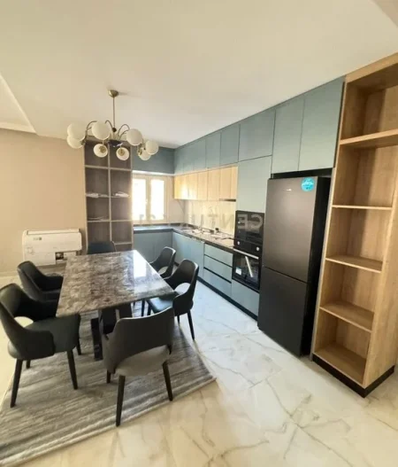 Tirane, jepet me qera apartament 2+1 Kati 1, 125 m² 1.000 € (Rezidenca Lake Land)