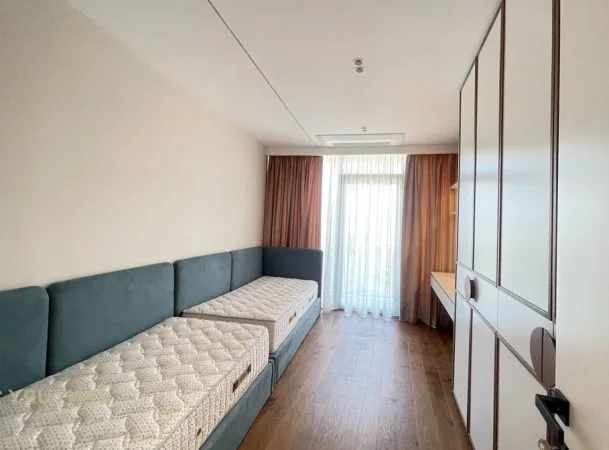Tirane, jepet me qera apartament 2+1 Kati 8, 130 m² 2.000 € (Lake View)