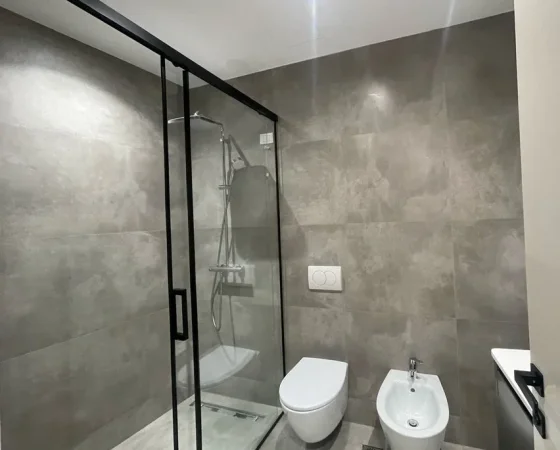 Tirane, jepet me qera apartament 2+1 Kati 8, 130 m² 2.000 € (Lake View)