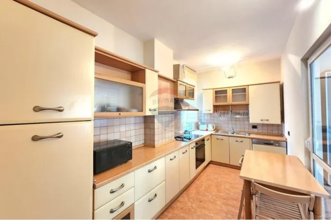 Tirane, jepet me qera 2+1 , 100 m² 60.000 € (Rruga e Barrikadave)