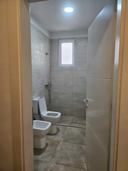 Tirane, jepet me qera zyre Kati 1, 74 m² 1.250 € (Rruga e Elbasanit)