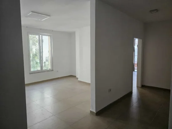 Tirane, jepet me qera zyre Kati 1, 74 m² 1.250 € (Rruga e Elbasanit)