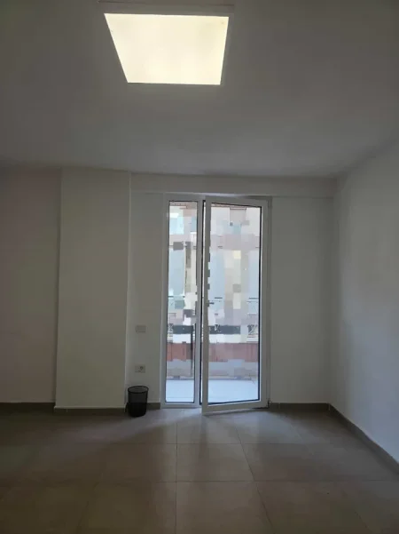 Tirane, jepet me qera zyre Kati 1, 74 m² 1.250 € (Rruga e Elbasanit)