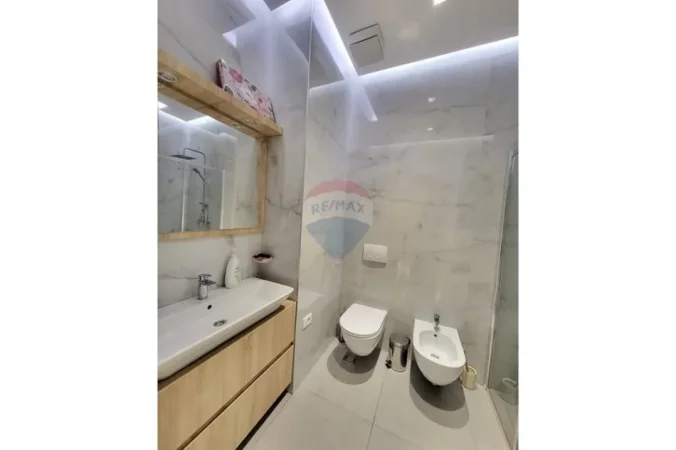 Tirane, jepet me qera 1+1 , 68 m² 950 € (Delijorgj)