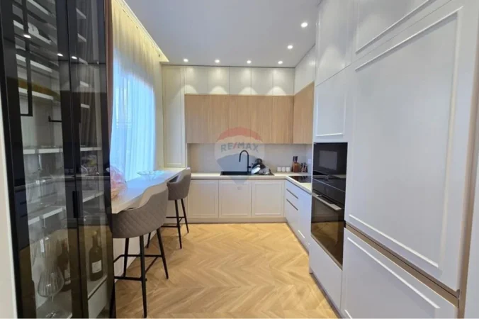 Tirane, jepet me qera Vile 5+1 , 300 m² 3.500 € 