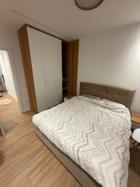 Tirane, jepet me qera apartament 1+1 , 650 € (delijorgji)