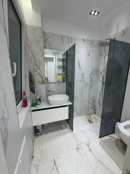 Tirane, jepet me qera apartament 1+1 , 650 € (delijorgji)