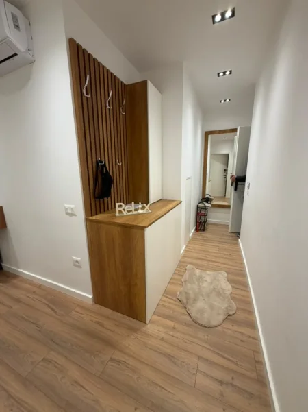 Tirane, jepet me qera apartament 1+1 , 650 € (delijorgji)