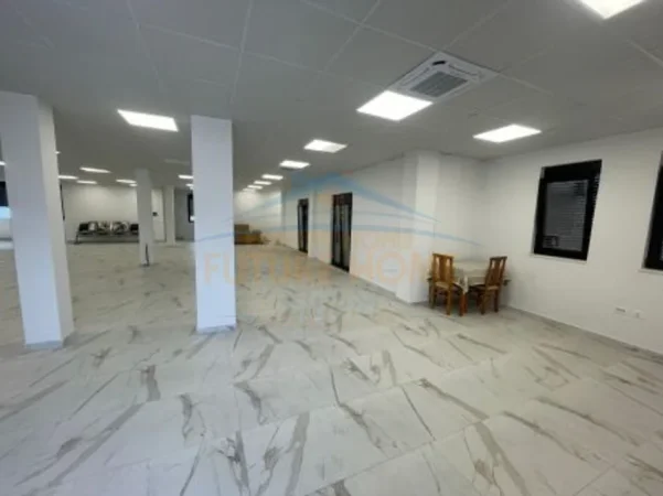 Tirane, jepet me qera ambjent biznesi , 350 m² 3.500 € (teg)