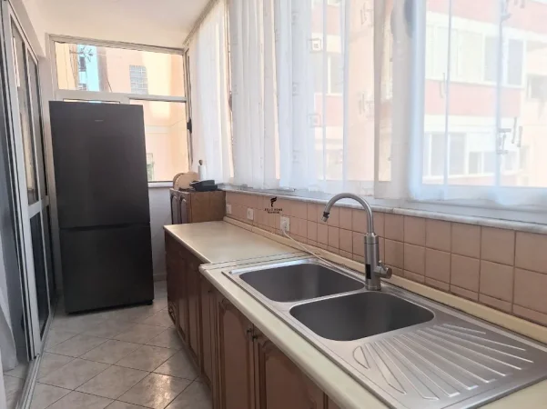 Tirane, jepet me qera apartament 3+1 Kati 5, 110 m² 700 € (SIRI KODRA)