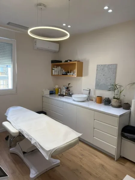 Tirane, jepet me qera zyre Kati 7, 95 m² 800 € (KOMUNA E PARISIT)