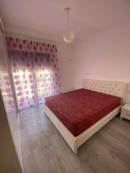 Tirane, jepet me qera apartament 2+1+Ballkon Kati 3, 85 m² 750 € (Pazari i Ri)