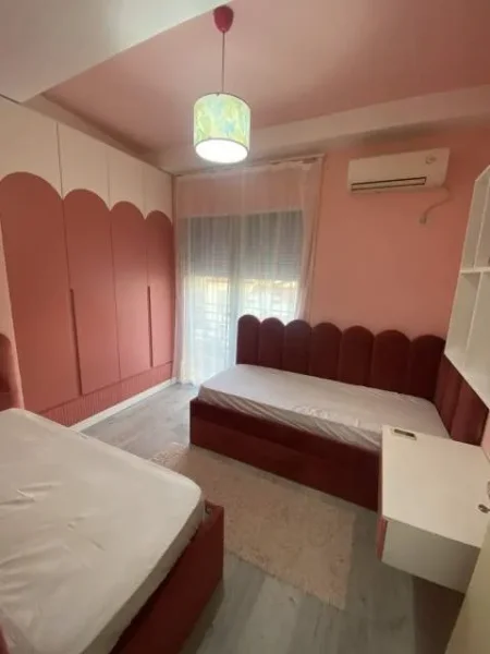 Tirane, jepet me qera apartament 2+1+Ballkon Kati 3, 85 m² 750 € (Pazari i Ri)