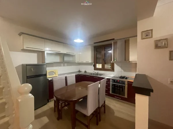 Tirane, jepet me qera Vile 4+1 , 160 m² 1.300 € (ali demi)