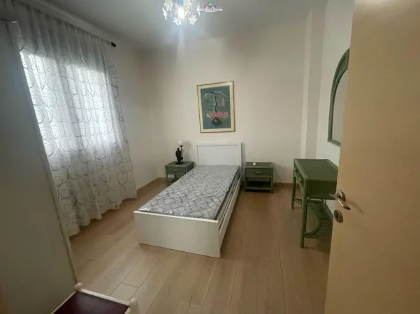 Tirane, jepet me qera Vile 4+1 , 160 m² 1.300 € (ali demi)