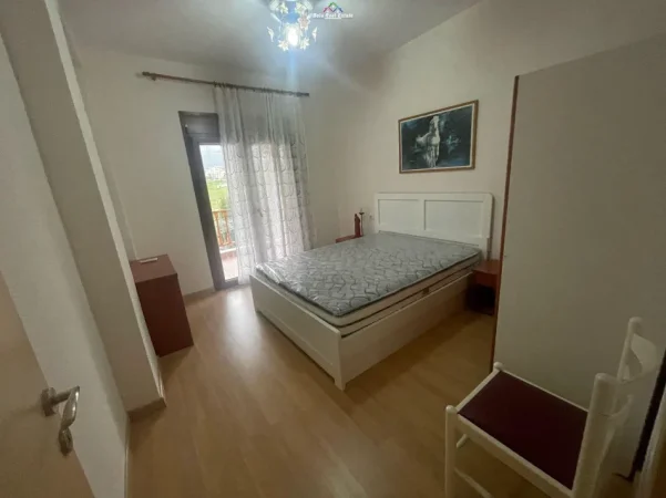 Tirane, jepet me qera Vile 4+1 , 160 m² 1.300 € (ali demi)