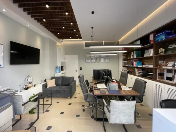 Tirane, jepet me qera zyre Kati 0, 43 m² 700 € (KODRA E DIELLIT)