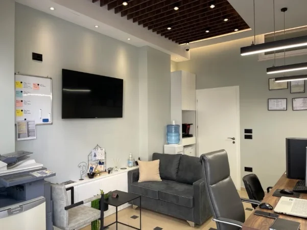 Tirane, jepet me qera zyre Kati 0, 43 m² 700 € (KODRA E DIELLIT)