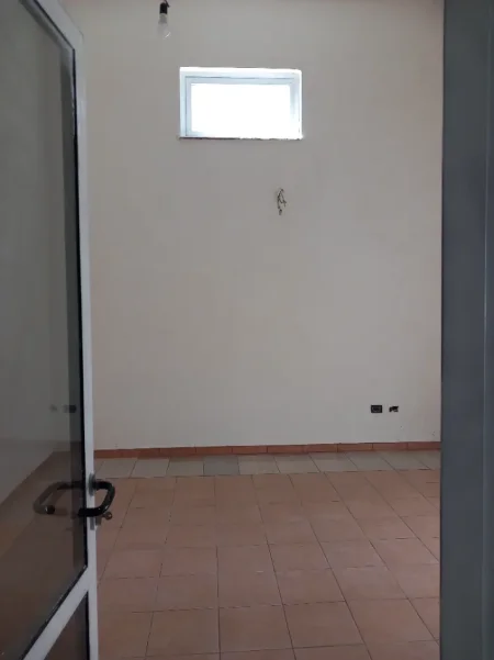 Fier, jepet me qera zyre / magazine  Kati 0,