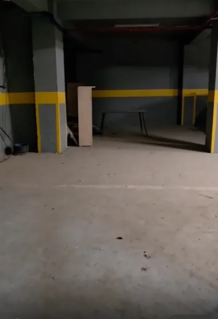 🚗 Jepen me qera 5 poste parkimi ose hapësirë magazinimi 600 € (Rr. E Barrikadave)