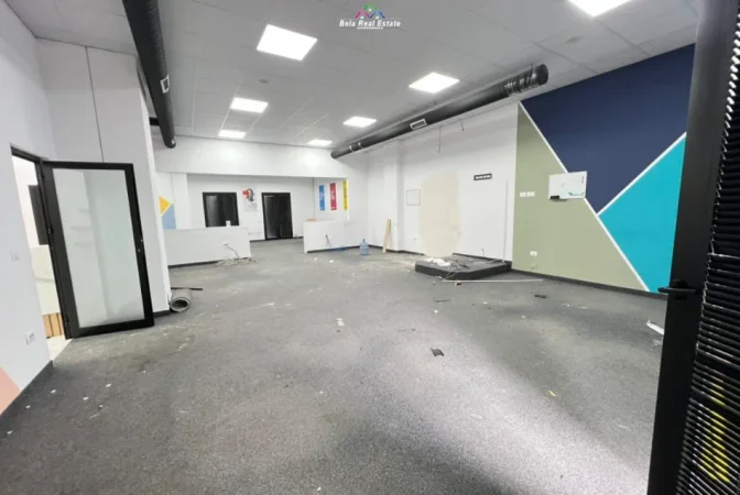 Tirane, jepet me qera zyre Kati 1, 240 m² 2.500 € (Rruga e Kavajes)