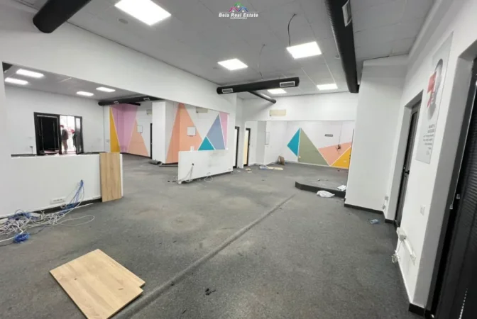 Tirane, jepet me qera zyre Kati 1, 240 m² 2.500 € (Rruga e Kavajes)