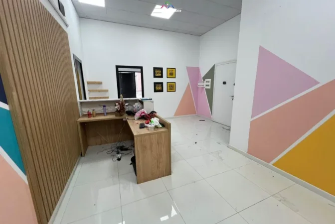 Tirane, jepet me qera zyre Kati 1, 240 m² 2.500 € (Rruga e Kavajes)