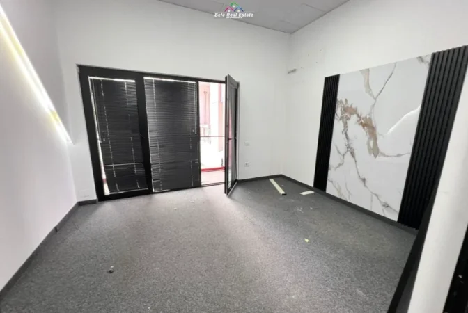 Tirane, jepet me qera zyre Kati 1, 240 m² 2.500 € (Rruga e Kavajes)