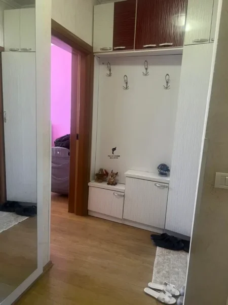 Tirane, jepet me qera apartament 1+1 Kati 7, 62 m² 450 € (FRESKU)