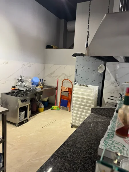 Tirane, jepet me qera lokal Kati 0, 55 m² 630 € (Yzberisht)
