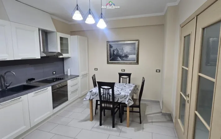 Tirane, jepet me qera apartament 1+1+Ballkon Kati 5, 95 m² 580 € (astir)