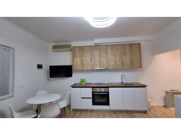Tirane, jepet me qera apartament 1+1 Kati 1, 45 m² 700 € (rruga e dibres)