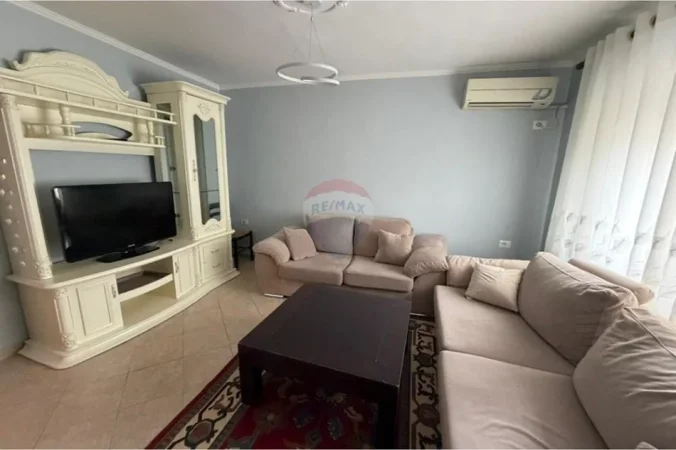 Tirane, jepet me qera apartament 1+1 Kati 4, 55 m² 500 € (Ambasada Amerikane)