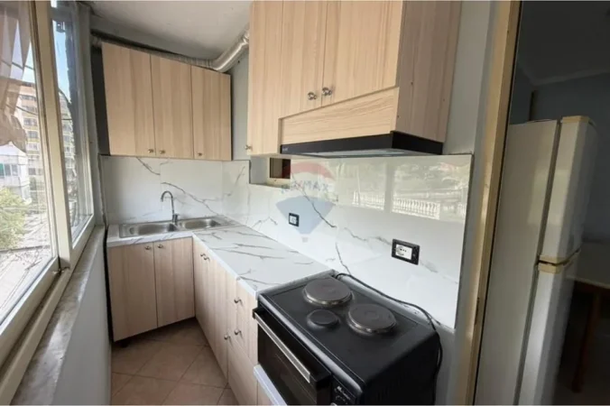 Tirane, jepet me qera apartament 1+1 Kati 4, 55 m² 500 € (Ambasada Amerikane)