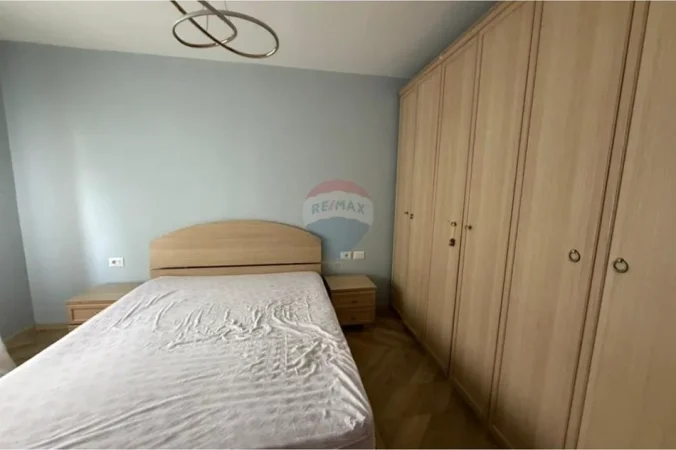 Tirane, jepet me qera apartament 1+1 Kati 4, 55 m² 500 € (Ambasada Amerikane)