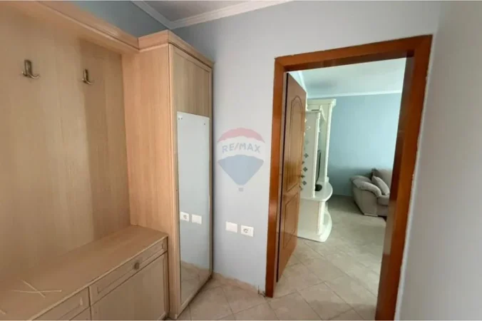 Tirane, jepet me qera apartament 1+1 Kati 4, 55 m² 500 € (Ambasada Amerikane)
