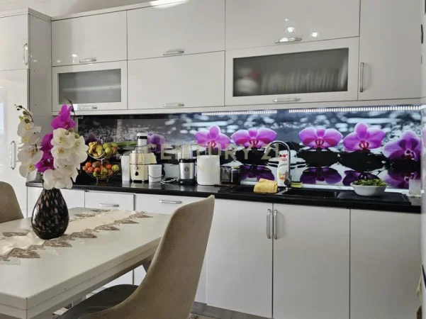 Tirane, jepet me qera apartament 2+1+Ballkon Kati 6, 90 m² 370 € (casa italia kthesa e kamzes malajziani)