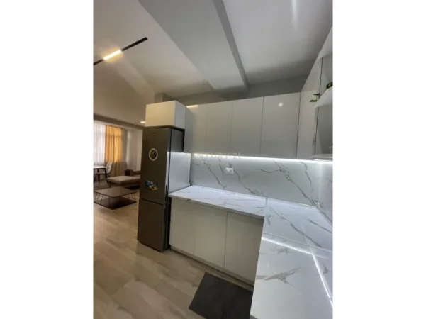 Tirane, jepet me qera apartament 2+1+Ballkon Kati 5, 90 m² 850 € (rruga e kavajes)