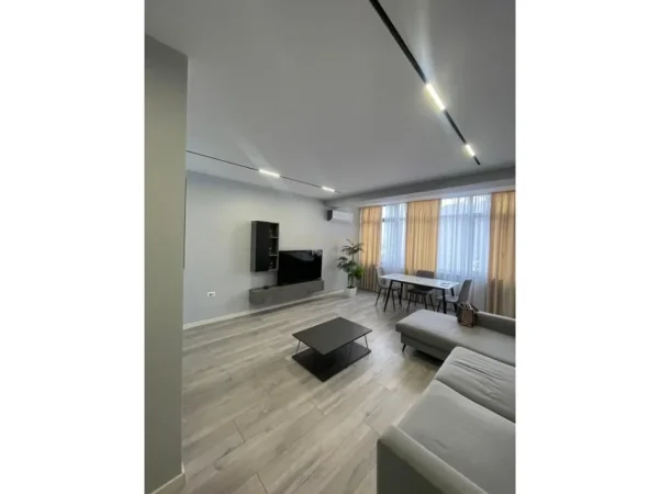 Tirane, jepet me qera apartament 2+1+Ballkon Kati 5, 90 m² 850 € (rruga e kavajes)