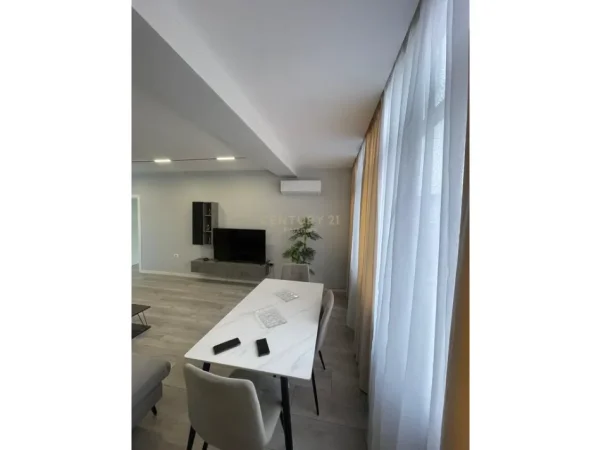 Tirane, jepet me qera apartament 2+1+Ballkon Kati 5, 90 m² 850 € (rruga e kavajes)