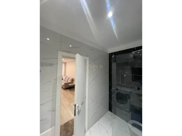 Tirane, jepet me qera apartament 2+1+Ballkon Kati 5, 90 m² 850 € (rruga e kavajes)