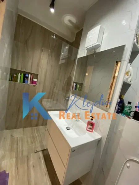 Tirane, jap me qera apartament 2+1+Ballkon Kati 3, 85 m² 750 € (Pazari i Ri)